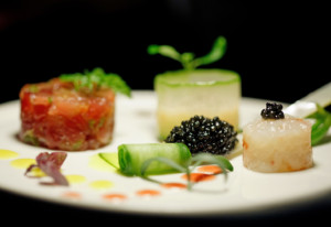 [:de]Thunfisch- und Eismeergarnelentartar mit Störkaviar [:en]Tuna and Arctic shrimp tartar with sturgeon caviar