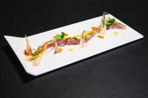 IM KOMBUBLATT GEBEIZTE MAKRELEN-SASHIMI