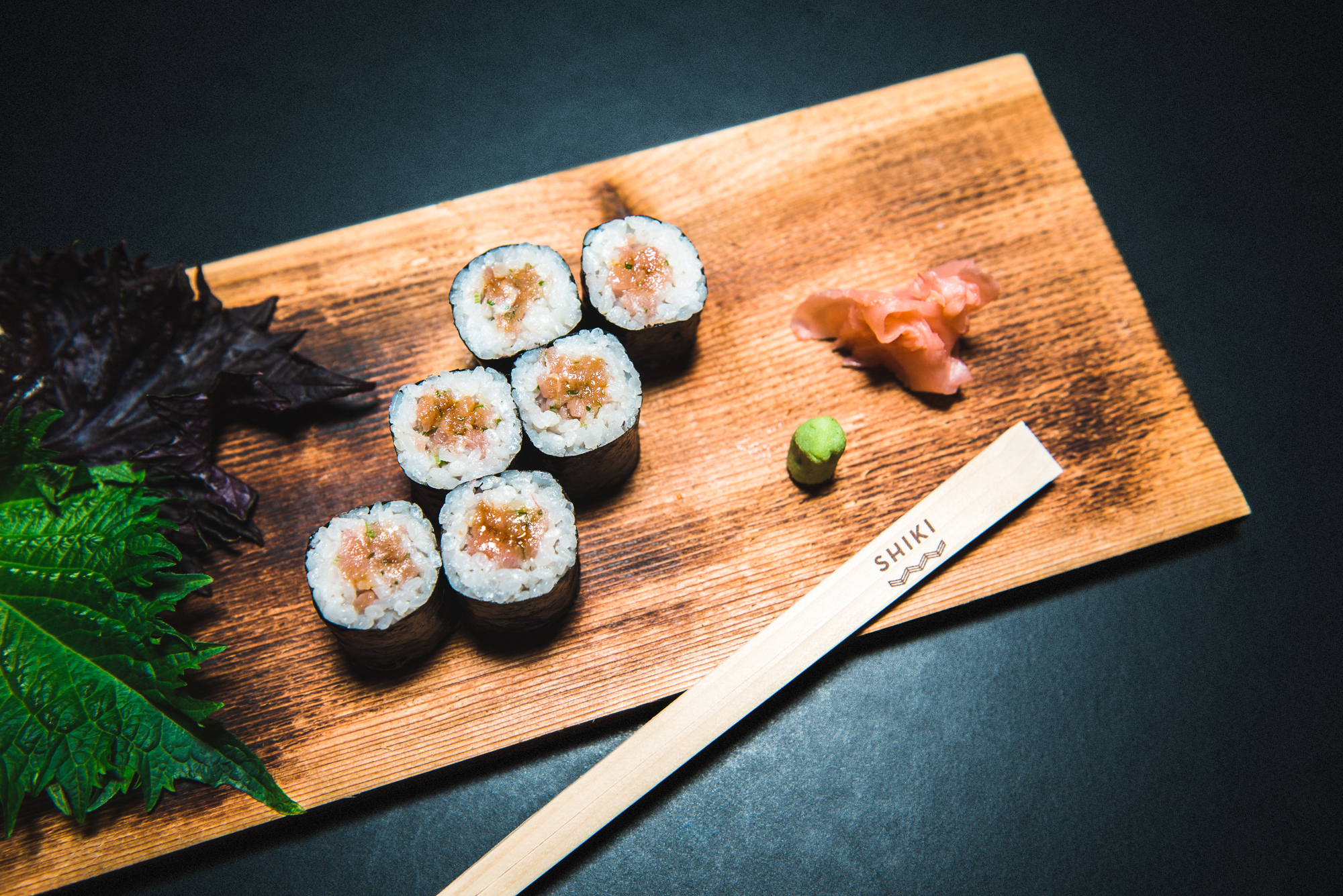 NEGITORO MAKI (Shiki verwendet ausschließlich Thunfisch aus streng reguliertem Fang in Kroatien nach den Richtlinien der ICCAT) NEGITORO MAKI